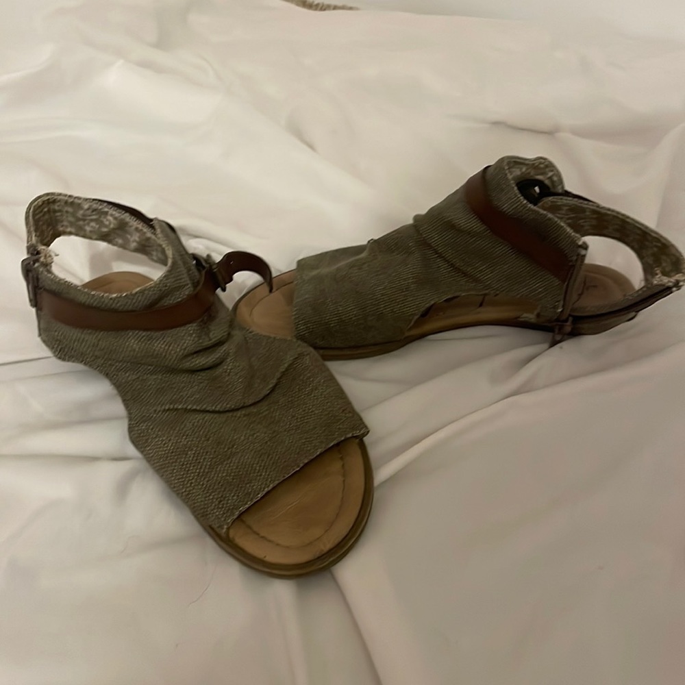 Sandal flats